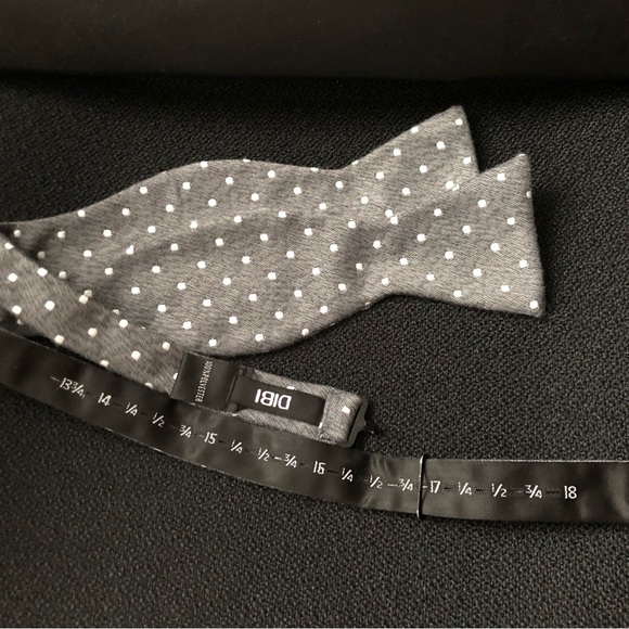 Men’s pocket squares (7) various styles and patterns, and polka dot bow tie. - Picture 3 of 3